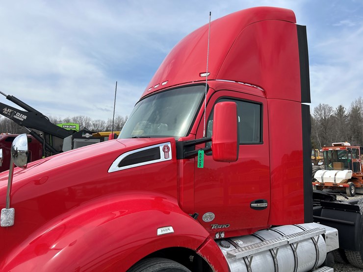 2015-kenworth-t680-image-13
