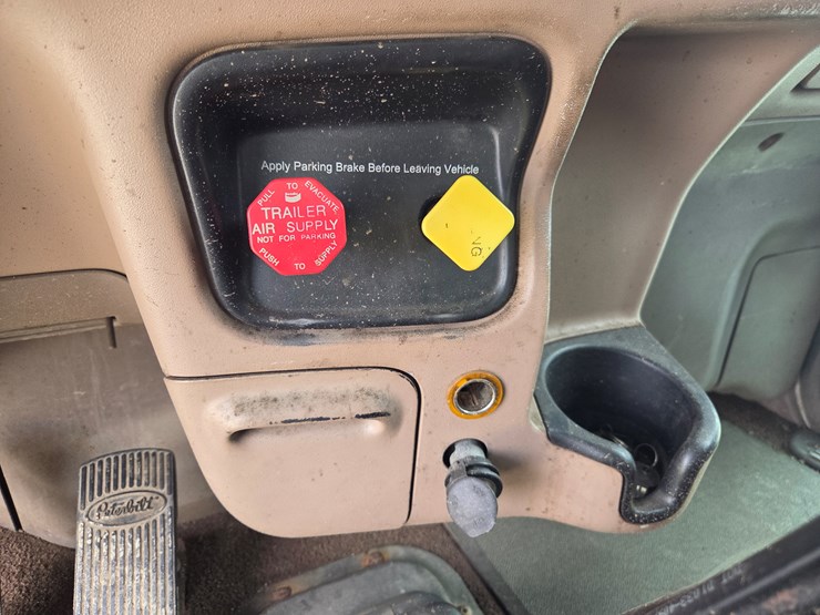 2007-peterbilt-579-image-65