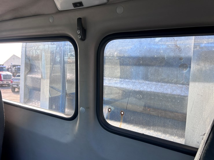 #1680-•-2003-freightliner-day-cab-truck-tractor-image-53