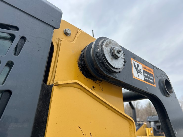 2020-deere-332g-image-27