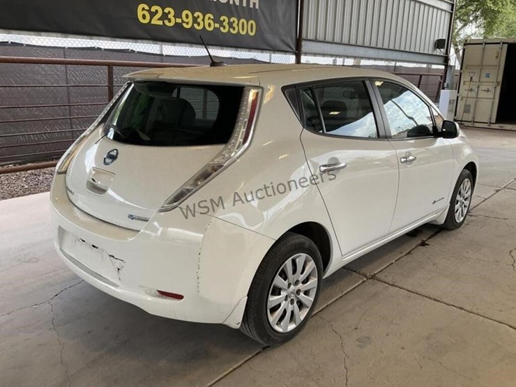 2015-nissan-leaf-s-hatchback-image-7