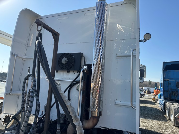 2013-peterbilt-365-image-21