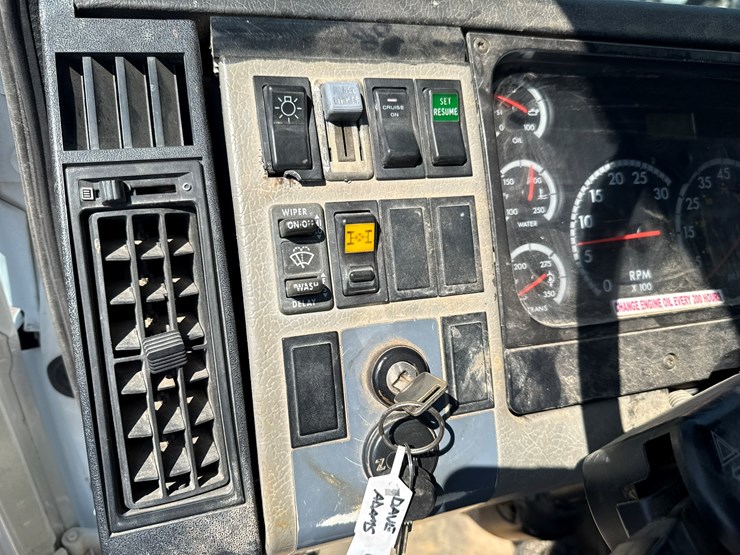 2002-freightliner-fl80-image-54