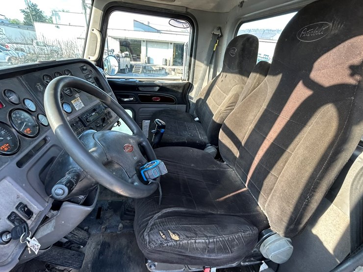 peterbilt-365-image-91