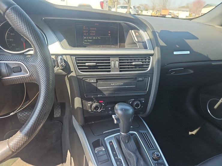 2011-audi-a5-quattro-2-door-convertible-image-17