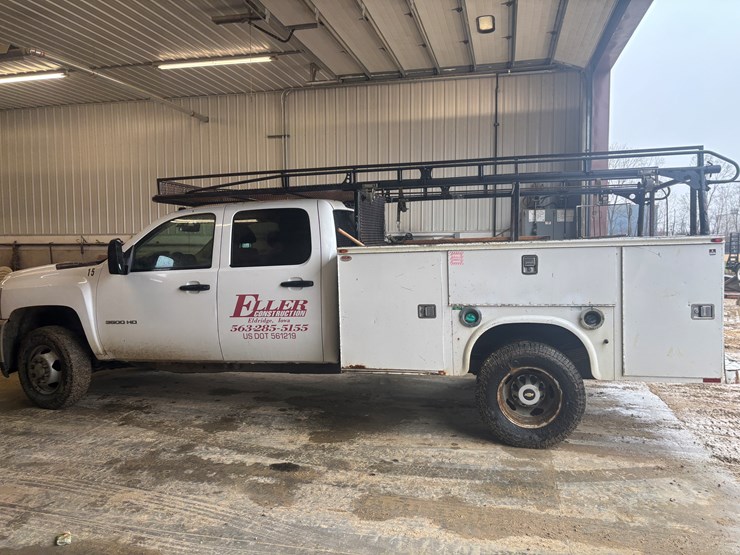 2013-chevrolet-3500-image-2