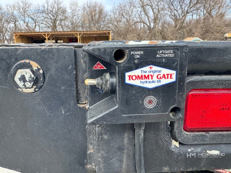 2023-freightliner-m2-106-image-23