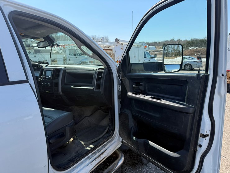 #1063-•-2014-ram-5500-heavy-duty-service-truck-image-16