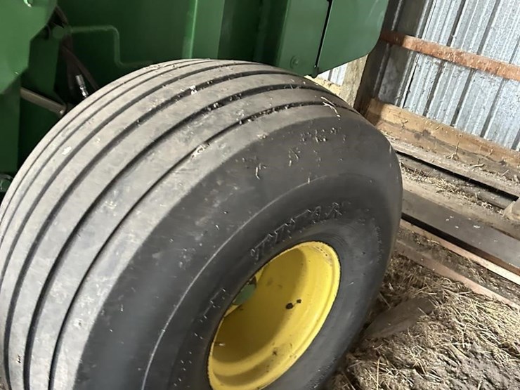 2011-john-deere-568-image-19