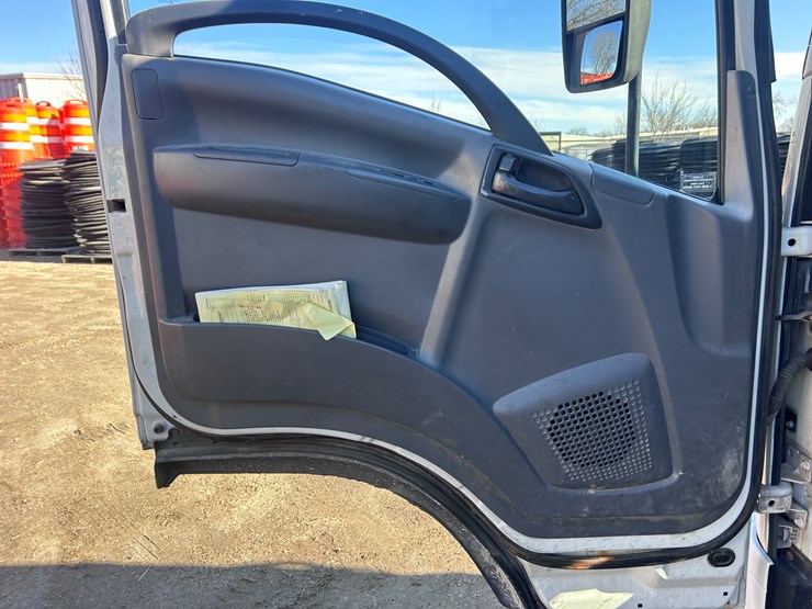 2012-isuzu-npr-image-38