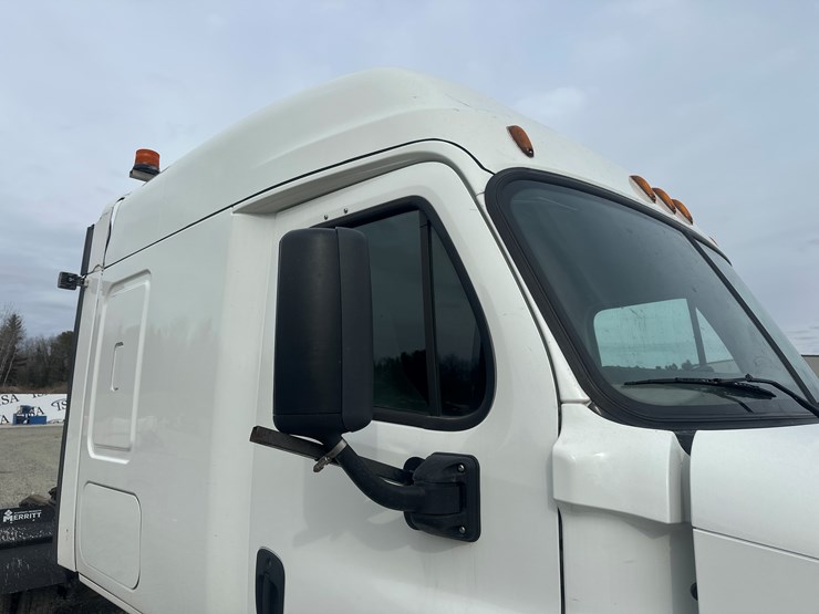 2017-massey-ferguson-8-image-12