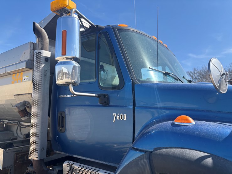 2006-international-7600-image-17