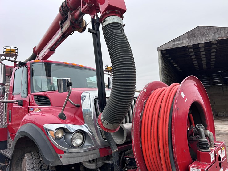 #1690-•-2013-international-7500-6x4-hydro-excavation-truck-image-26