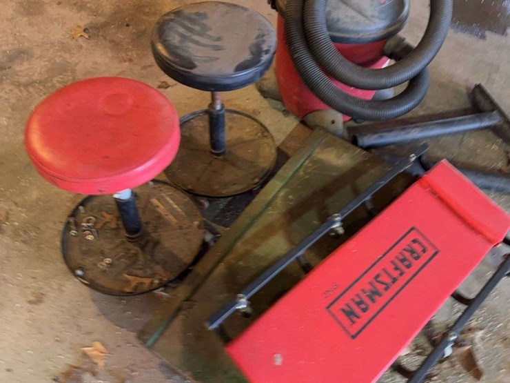 craftsman-creeper,-shop-vac,-and-stools-lot-image-2