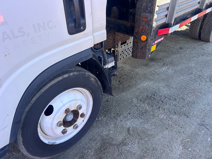 2013-isuzu-npr-image-11