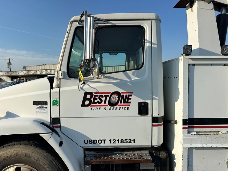 freightliner-fl70-image-10