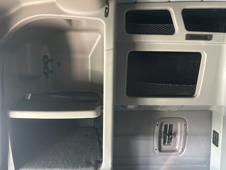 2013-peterbilt-365-image-51