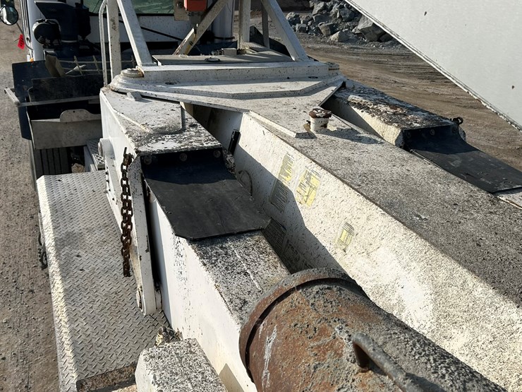 #2237-•-2006-mack-tri-axle-concrete-placement-truck-image-26