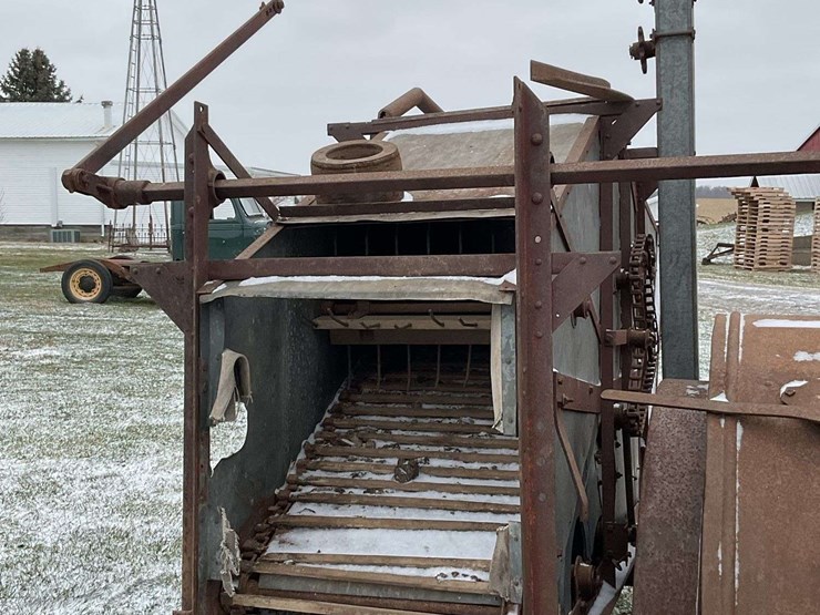 fordson-with-mounted-gleaner-combine-image-30