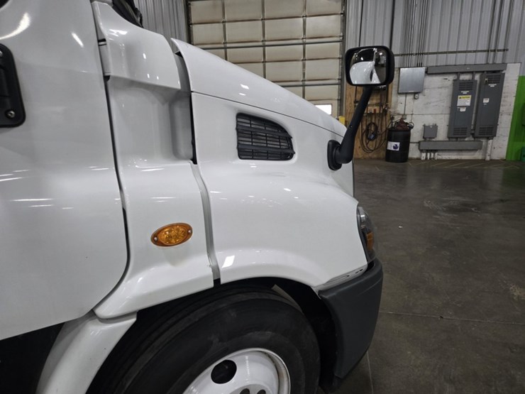 #2298-•-2015-freightliner-cascadia-day-cab-truck-tractor-image-9