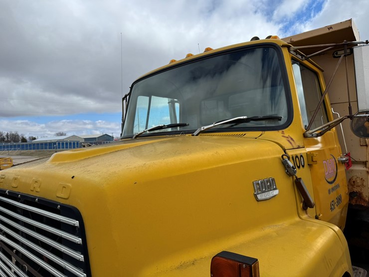 1977-ford-8000-image-8