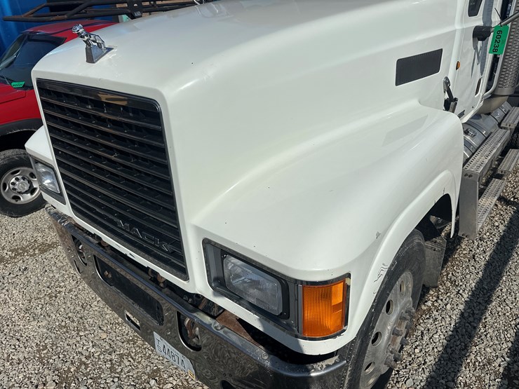 2014-massey-ferguson-8-image-47