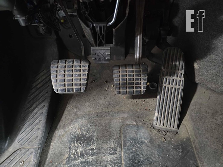 2012-freightliner-m2-106-image-21