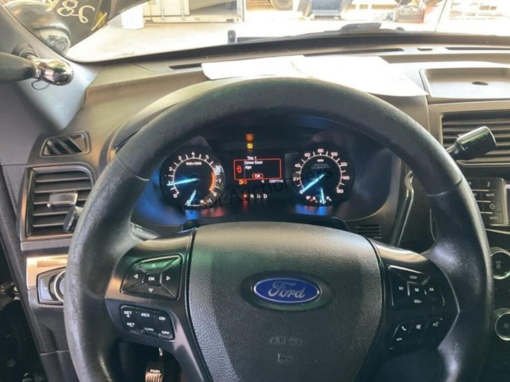 2016-ford-explorer-image-15