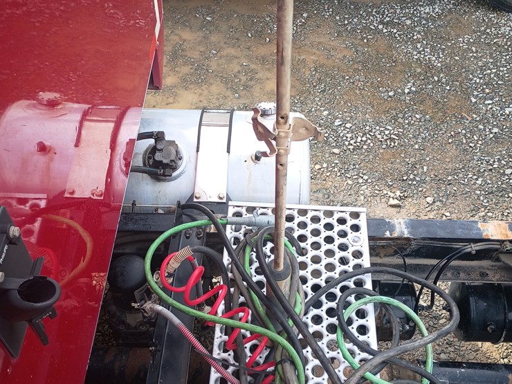 2012-massey-ferguson-8-image-32