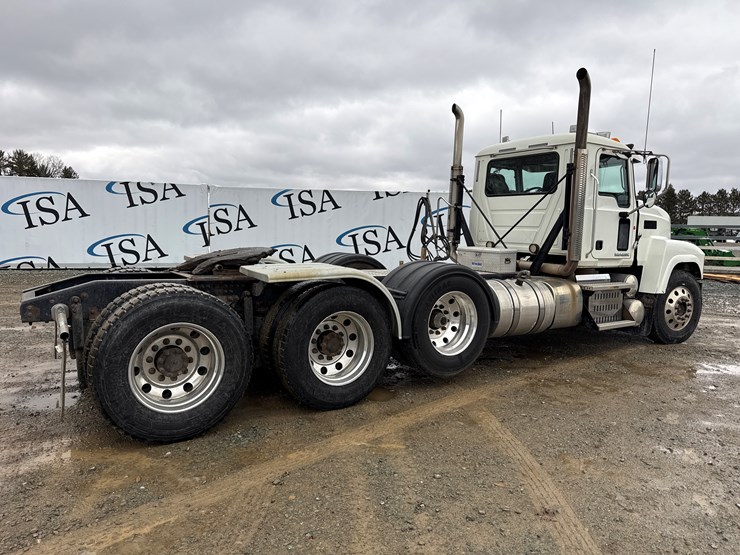 2014-massey-ferguson-8-image-5