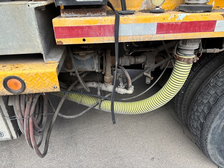 2005-gmc-t7500-image-33