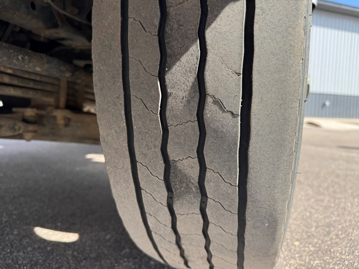 2019-isuzu-nrr-image-53