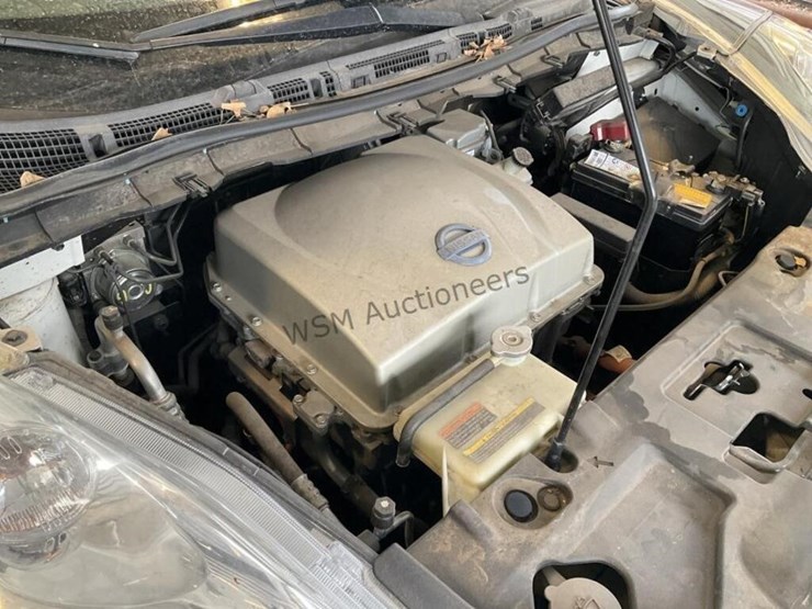 2015-nissan-leaf-s-hatchback-image-13