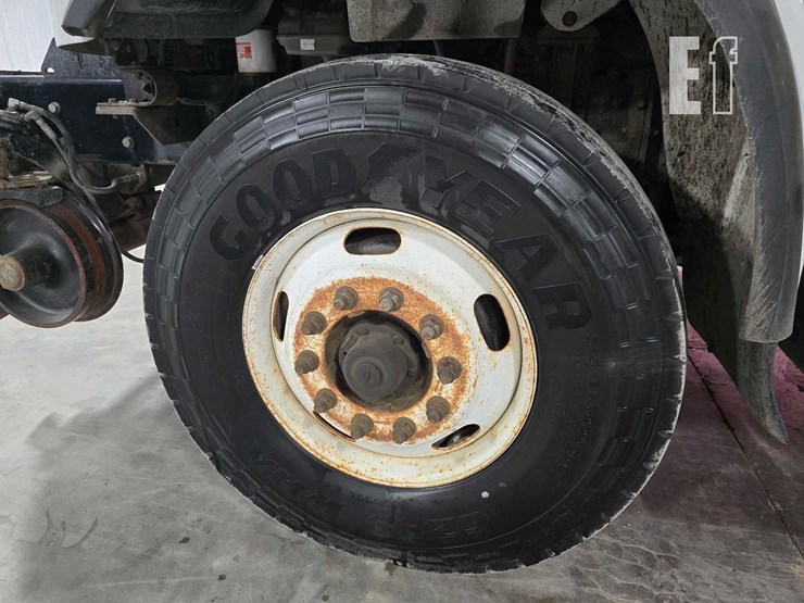 2012-freightliner-m2-106-image-35