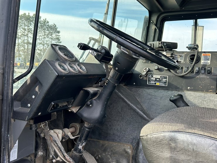 #2237-•-2006-mack-tri-axle-concrete-placement-truck-image-67