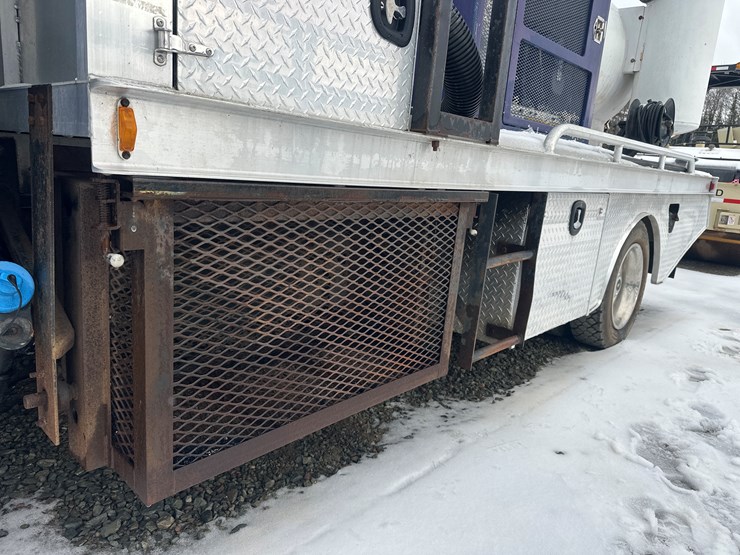 2012-massey-ferguson-8-image-17