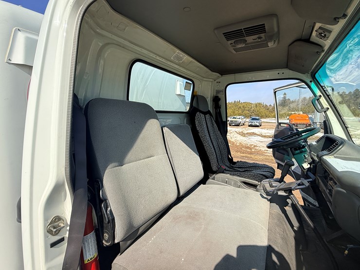 2004-isuzu-npr-image-48