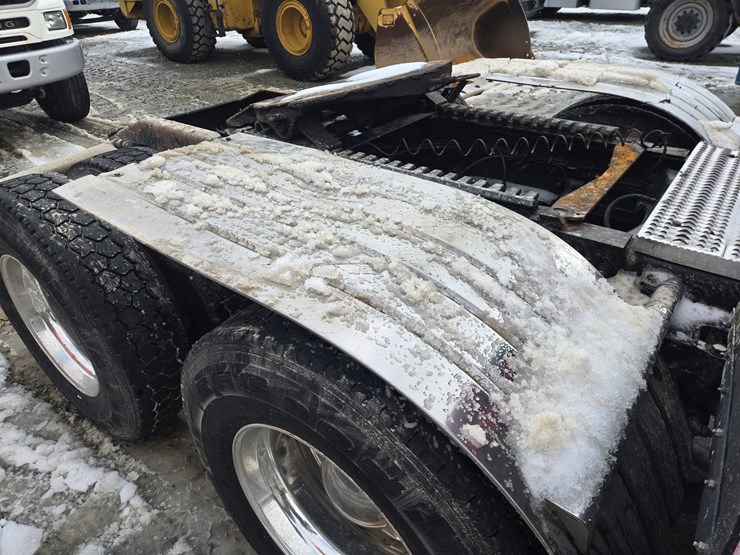 peterbilt-579-image-24