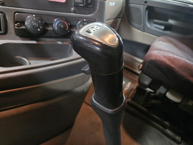 #2298-•-2015-freightliner-cascadia-day-cab-truck-tractor-image-67