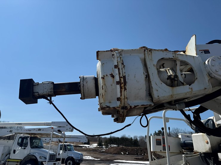 2002-freightliner-fl80-image-40