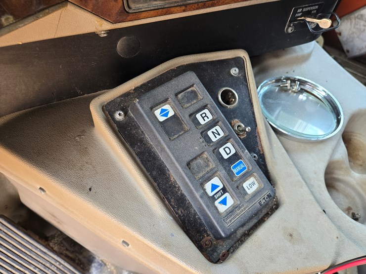 #1515-•-2005-international-9400i6x4-sleeper-cab-truck-tractor-image-47