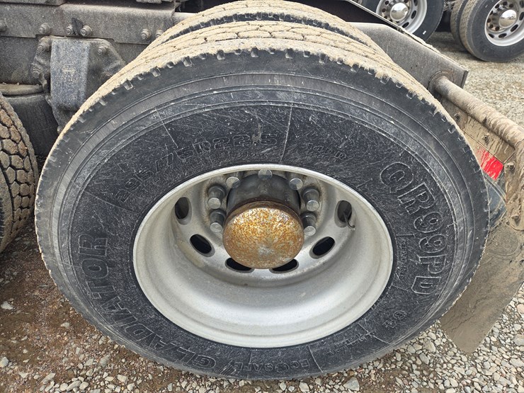 2007-peterbilt-579-image-82