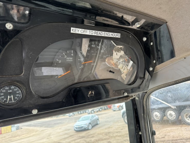 2005-gmc-t7500-image-38