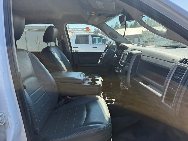 #2049-•-2015-ram-5500-heavy-duty-service-truck-image-33