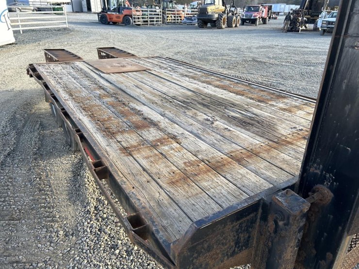 2016-massey-ferguson-8-image-12