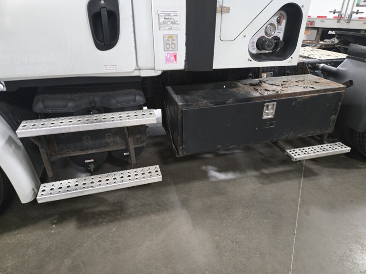 #2298-•-2015-freightliner-cascadia-day-cab-truck-tractor-image-18