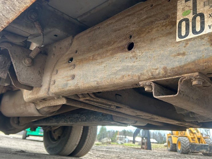 2004-chevrolet-3500-image-35