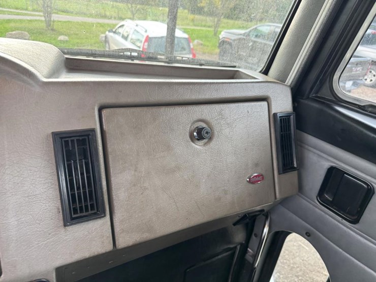 2003-peterbilt-330-image-53