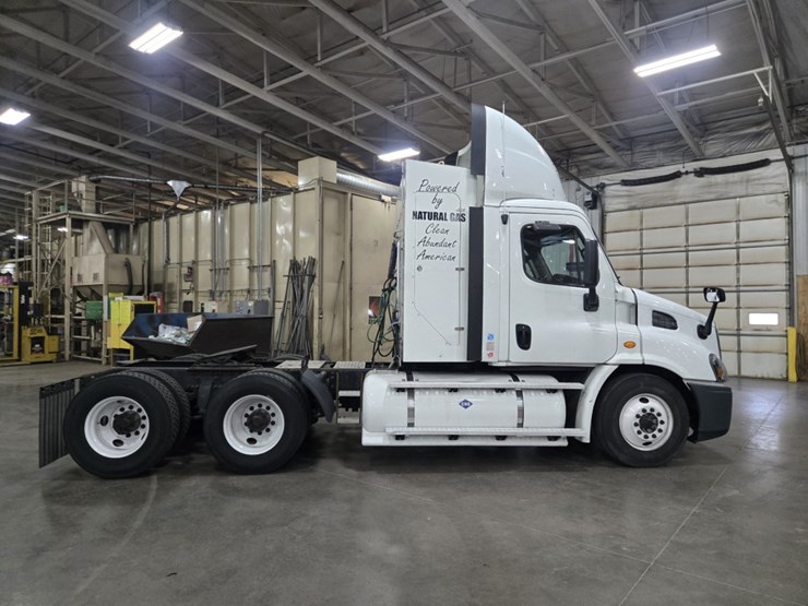 #2298-•-2015-freightliner-cascadia-day-cab-truck-tractor-image-6