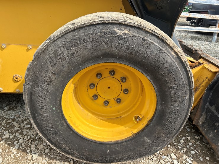 2020-deere-332g-image-54